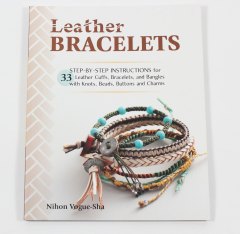 BOK - LEATHER BRACELETS - ENGELSK